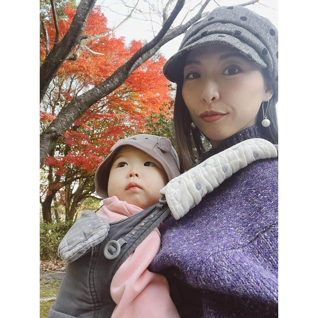 空さやかさんのインスタグラム写真 - (空さやかInstagram)「💎 今年は紅葉狩り🍁行けずに終わりそう🥲  (なんでこんな意味わからんくらい忙しいの😭)  通りすがりの紅葉してる木を見つけては感嘆するおかんです👩  👶🏻はあっという間に成長し来月にはもう1歳😳‼️  発語も増えてきて、みんなのマネを一生懸命してます🥰  手を伸ばしてタッチを求めるのが最近のブーム💚(3枚目動画)  わたしは約2年ぶりに髪を切り 🧒🏻が学校でもらってきたウィルスを一番最初にもらい😇 ハードな12月に向けて準備せねばと焦ってる次第であります。  風邪めちゃくちゃ流行ってるので皆さんもご自愛ください☘️」11月28日 10時27分 - sky_sayaka