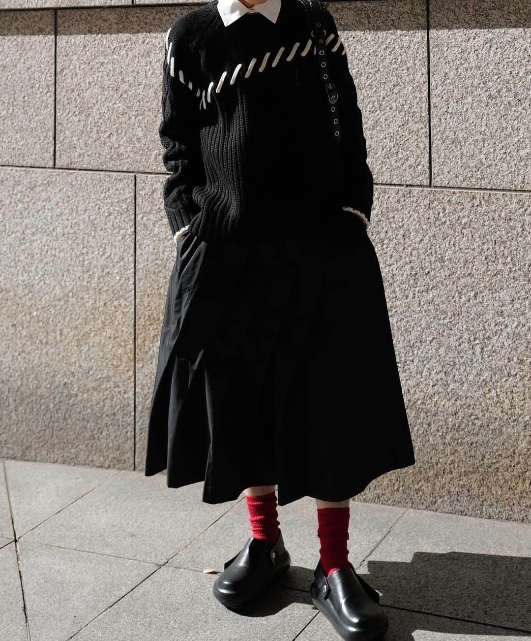 正中雅子さんのインスタグラム写真 - (正中雅子Instagram)「hand stitch knit🧶🖤  オールブラックに赤ポイント🍅♡  お気に入りのハンドステッチニットは、BLACKベースにホワイトステッチも🪡  またグレーと印象が変わってこちらも好き❤️  この日は、シャツをインして、タックスカートでモードさの中にレディ感もあるスタイリングに🫶  これからもシーズンにしたくなる服装🎄✨  29日12:00入荷です！  #MACHATT #masaco服 #balenciaga #jilsander」11月28日 10時27分 - masacoshonaka