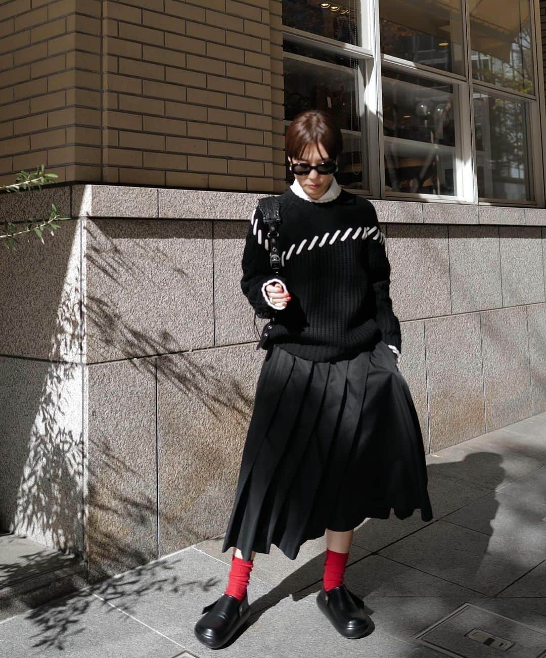 正中雅子さんのインスタグラム写真 - (正中雅子Instagram)「hand stitch knit🧶🖤  オールブラックに赤ポイント🍅♡  お気に入りのハンドステッチニットは、BLACKベースにホワイトステッチも🪡  またグレーと印象が変わってこちらも好き❤️  この日は、シャツをインして、タックスカートでモードさの中にレディ感もあるスタイリングに🫶  これからもシーズンにしたくなる服装🎄✨  29日12:00入荷です！  #MACHATT #masaco服 #balenciaga #jilsander」11月28日 10時27分 - masacoshonaka