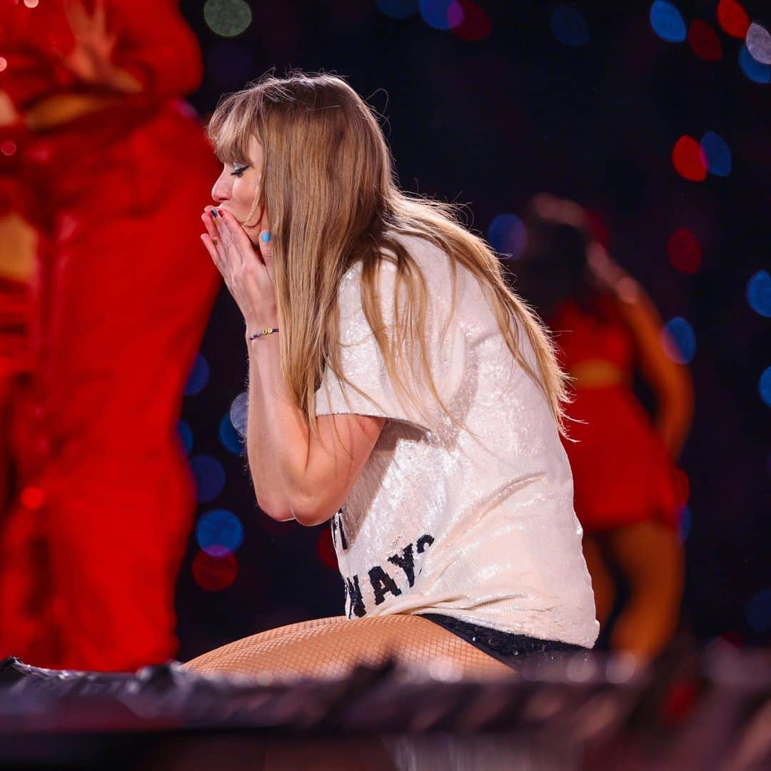 Us Weeklyのインスタグラム：「The family of Ana Clara Benevides Machado — the fan who died before seeing #TsTheErasTour — was invited to met Taylor Swift before her last concert in Brazil. See the touching way they honored Ana at the link in bio. (📸: Getty)」