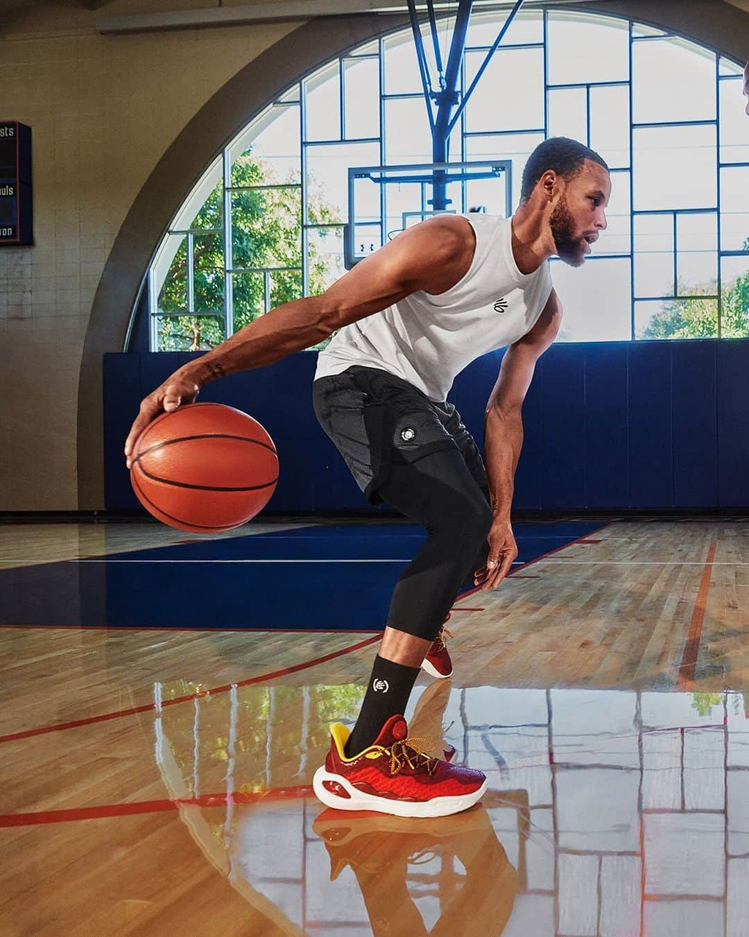 Under Armour Basketballのインスタグラム：「Straight 🔥 @stephencurry30 and Bruce Lee both Changed the Game for Good. They built a legacy that will live on, proving that when you do your thing, you can do anything.   The Curry 11 Bruce Lee “Fire” is available now.」