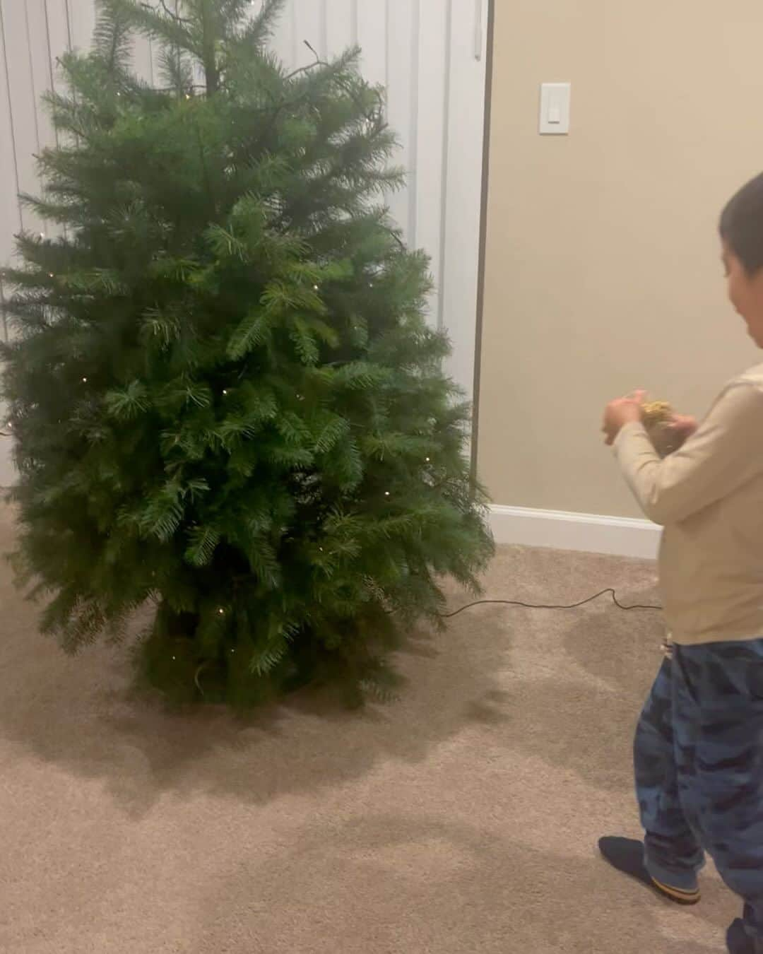 珠華ゆふのインスタグラム：「今年もクリスマスツリー切ってきました🎄もう今年も終わりが見えてきましたね😳 ①〜⑤2人が飾り付けてくれた✨ 部屋中とっても良い香り♪毎年フェイクのツリーを買おうか悩むんだけど、やめられないんだなー💓 ⑥切っているところ撮り忘れたー😂 ⑦ツリーをコンパクトにするために紐を巻く機械  #メンタル#メンタルコーチング #メンタルトレーニング #宝塚 #宝塚og #宝塚受験 #バレエ #フィギュアスケート #パフォーマンスアップ #サンフランシスコ #ベイエリア #アメリカ生活」