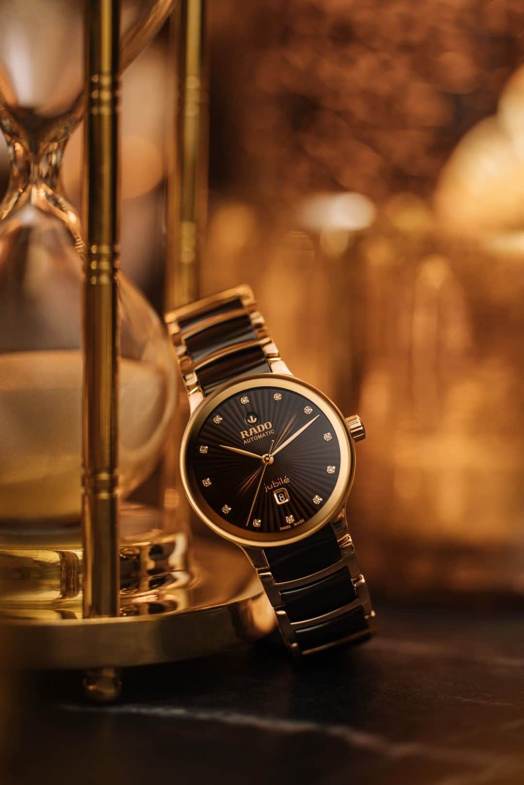 ラドーのインスタグラム：「Resistance is golden.​ With curved contours, and innovative materials, the Rado Centrix is a smoothed miracle of technology. In shades of elegant gold, ochre and brown, the magnificent Centrix glides onto the wrist, in perfect time.​  #Rado #RadoCentrix #DiamondWatch #CeramicWatch #Feelit」