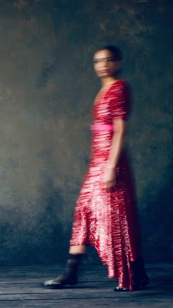 アーデムのインスタグラム：「Explore the ERDEM Holiday 2023 Collection, now available online on erdem.com and in the ERDEM flagship store in London. #ErdemHoliday   Photography by @erdemlondon   #ERDEM」