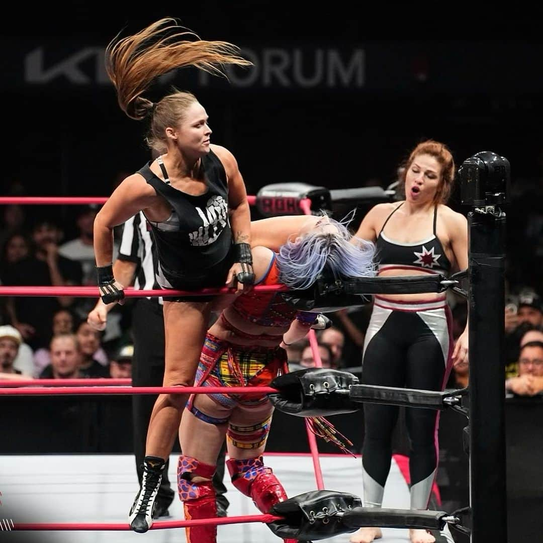 ロンダ・ラウジーさんのインスタグラム写真 - (ロンダ・ラウジーInstagram)「Apparently kneeing people in the face is great for your hair - @marinashafir is that a smile I see? Thank you @athenapalmer_fg and @billie_starkz for being down to get down at the very last minute, you ladies are killing it」11月28日 1時45分 - rondarousey