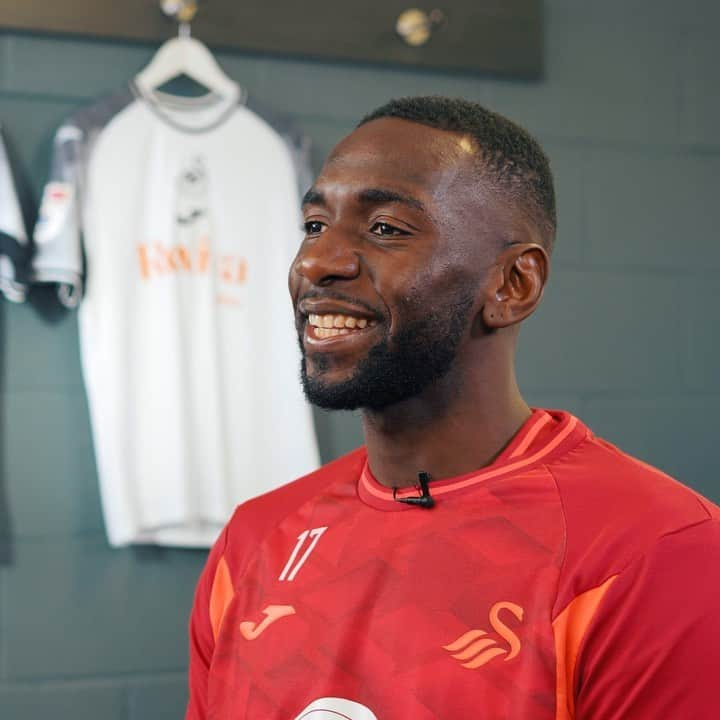 ヤニク・ボラシエのインスタグラム：「🗣️ “I’ve had some really good performances at the stadium, and now I’m putting on the Swansea shirt I’d like to think I can do the same again.”  📺 Watch @yannickbolasie’s first interview as a Jack on YouTube. Link in bio 🔗」