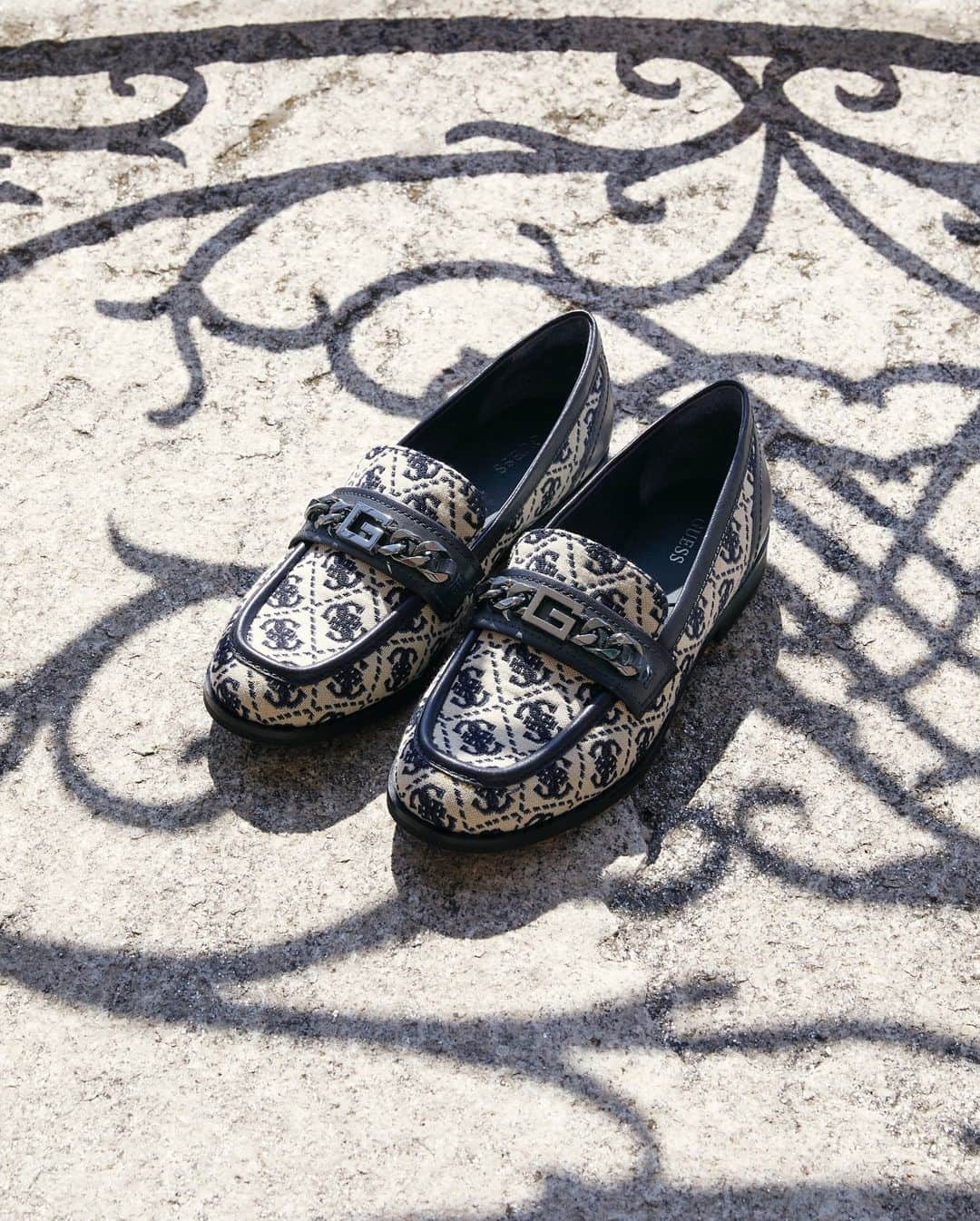 ゲスのインスタグラム：「This season's best pick: classic loafers that go with everything. #GiftMeGUESS #CyberMonday」