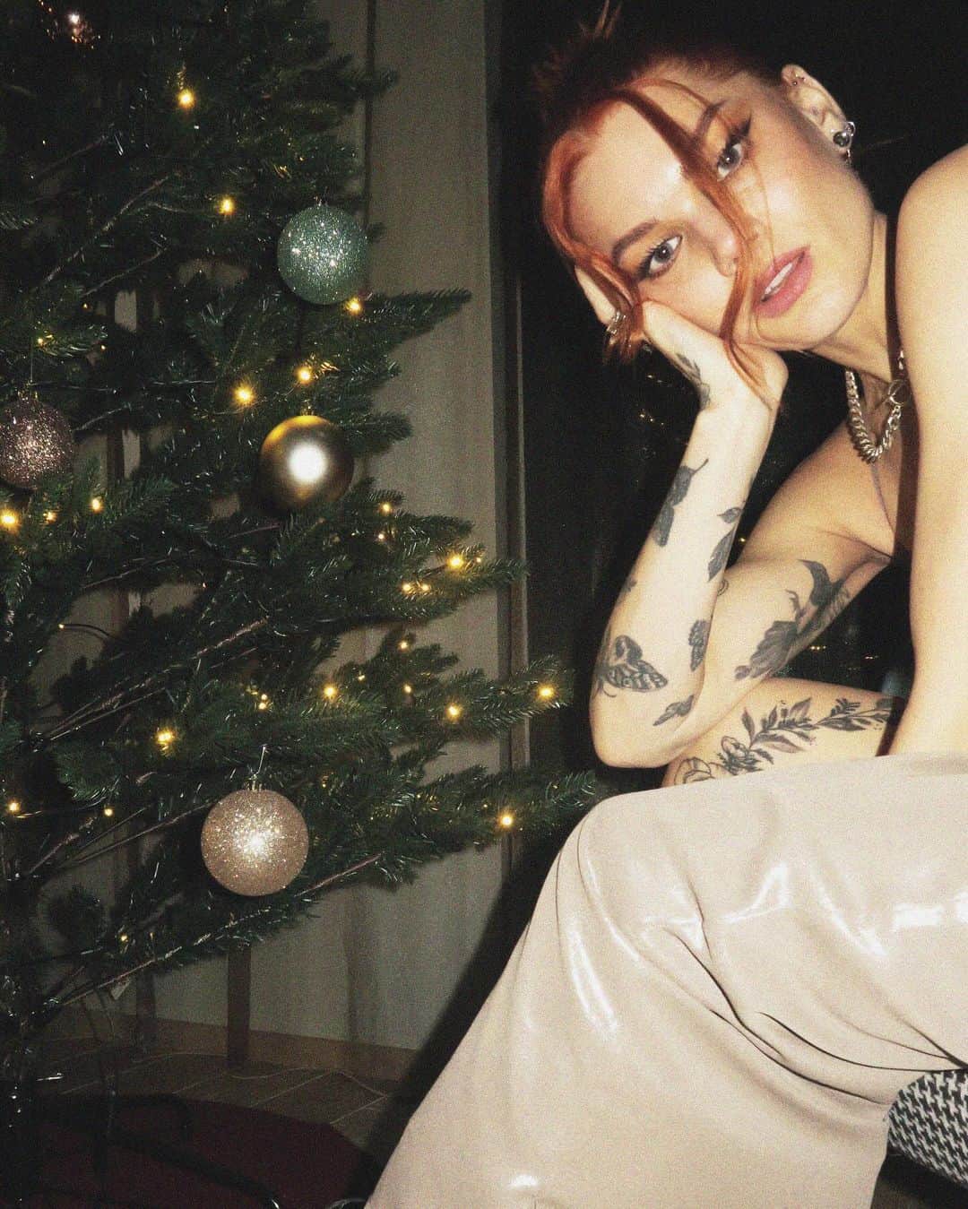 Linda Hallbergのインスタグラム：「Reklam för @clarionthehub Spent the weekend at The Hub in central Oslo to celebrate Bennys birthday 🎈🎂 It’s been a blast and our room was already christmas decorated 😩❤️ I’m so so so ready for christmas now. Are you? ✨」