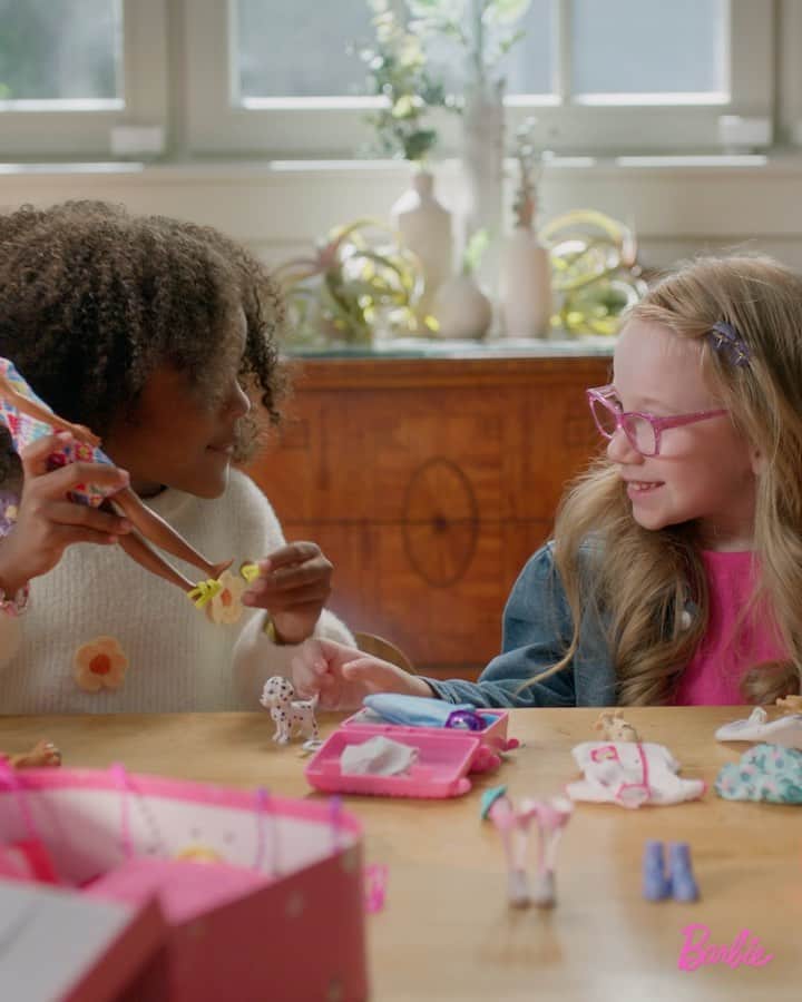 バービーのインスタグラム：「Research shows playing with dolls like Barbie could help kids’ social development, including those who display neurodivergent traits linked to autism. This could help kids understand each other better, be more mindful, practice empathy, and be more considerate of others. And if a doll could help us understand each other better, a doll can help change the world. Learn more about the Cardiff University doll play study.」