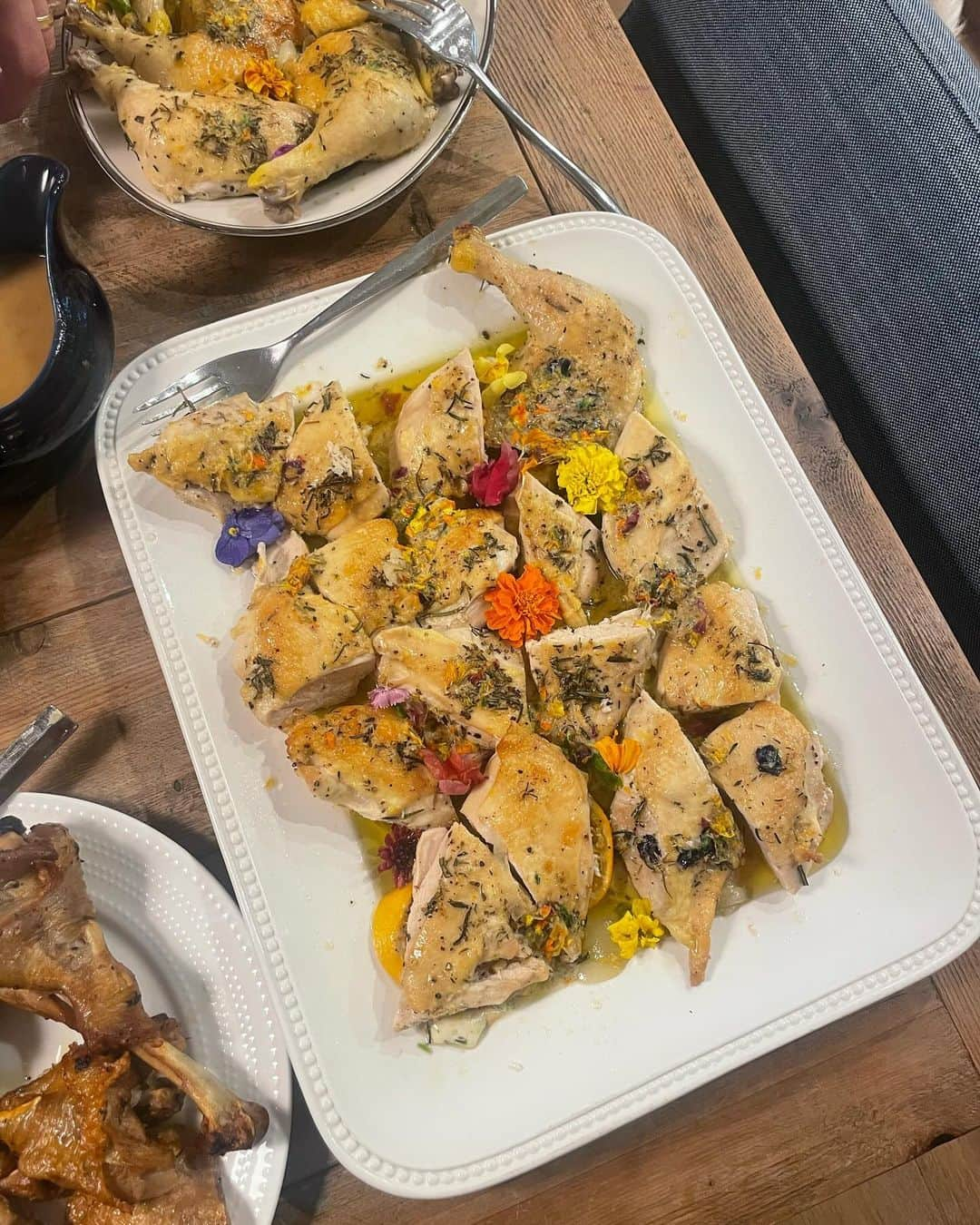 ロー・ボスワースさんのインスタグラム写真 - (ロー・ボスワースInstagram)「Tastes like … the holidays! So blessed to be able to get home to Laguna for the week to spend time with my family. I cooked Thanksgiving for 25 this year, did some delightful sale shopping, caught a nasty cold, got a new set of holiday jammies, let Tomato sleep on the bed instead of his crate, and snuggled with my niece and nephews. OH! And the @lovewellness CYBER Monday sale ends tonight!! Save 50% on everything plus get a free Sparkle Fiber and Organizer 🫶🏼」11月28日 1時59分 - lobosworth