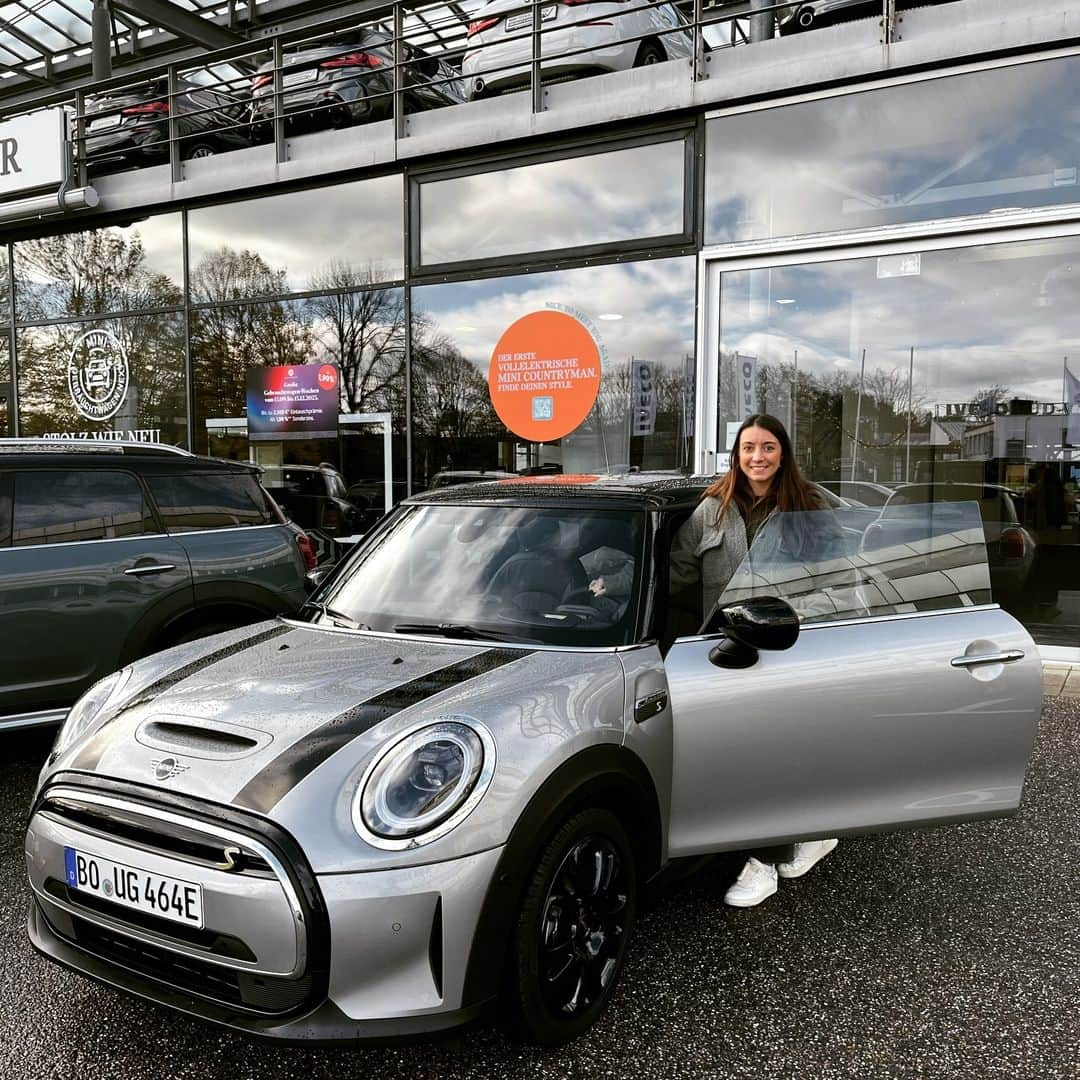 ニコル・ショットさんのインスタグラム写真 - (ニコル・ショットInstagram)「Hello new car 🚘 @ichbindeinauto   #athleticsportsponsoring #ichbindeinauto #easyleasing #kooperation」11月28日 0時35分 - nicole_schott