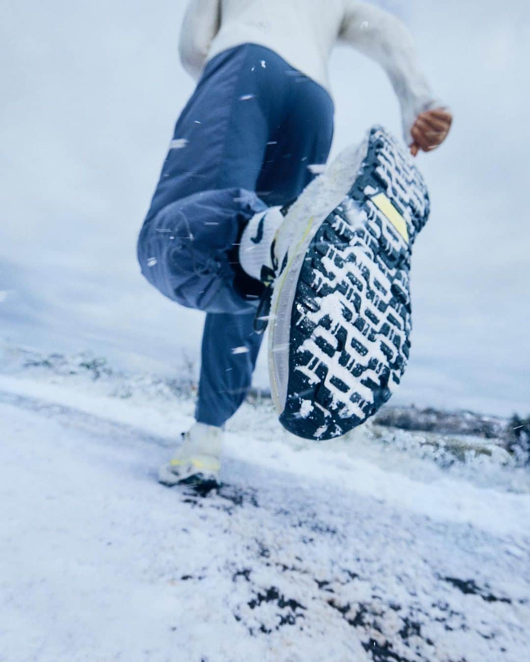 The Run Dept.さんのインスタグラム写真 - (The Run Dept.Instagram)「London-based runner Hannah Lucy Williams (@hannahlucywilliams) doesn’t let the elements 🌧️❄️💨 get in her way when it comes time to get moving.   “Feeling comfortable, stylish and dry is everything” and the new waterproof Nike InfinityRN GORE-TEX does it allll.   Feeling inspired? Tap to shop and stay dry ☔️」11月28日 2時00分 - nikerunning