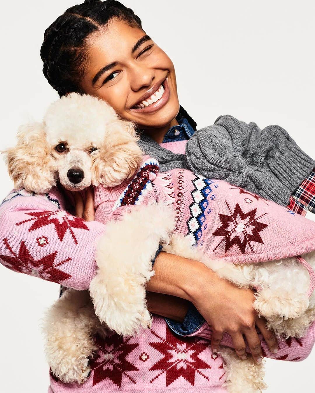 ベネトンのインスタグラム：「Matching sweater, matching smiles. This holiday season our big little friends will look better than ever, wearing iconic garments like the knitwear and the puffer jackets.  Discover the capsule collection designed by @andreaincontri In selected stores and on benetton.com  WE ARE FAMILY Creative Direction @andreaincontri Photography @mattia_sawio Styling @marcgoehring Pets Talent Agency @argentovivoacademy_onset  #Benetton #WeAreFamily」