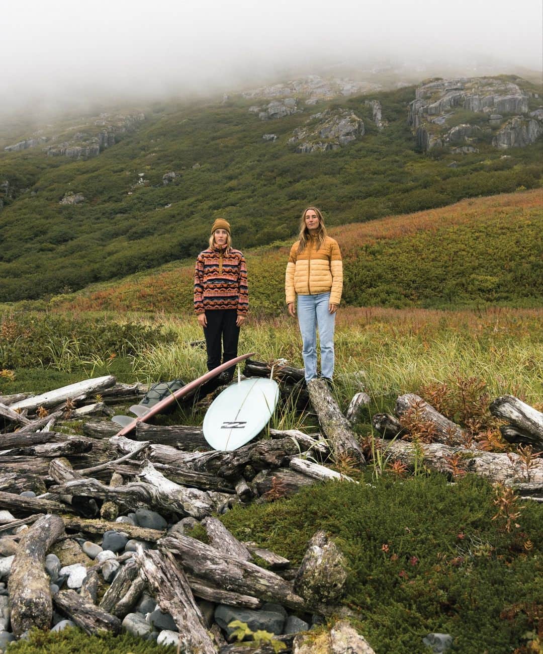 BILLABONG WOMENSのインスタグラム：「On an adventure holiday until further notice.  Team riders @annagudauskas and @caleyvanular recently spent two weeks on a boat up north in America’s final frontier, Alaska. They packed their coziest gear, a couple boards each and rode pristine surf breaks only accessible by boat. #Billabongadventuredivison  📷 : @Hisarahlee」