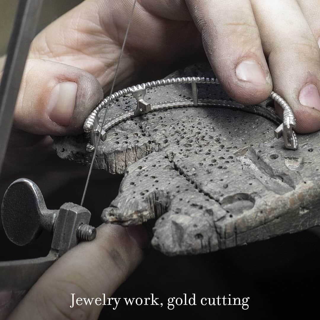 ヴァンクリーフ&アーペルさんのインスタグラム写真 - (ヴァンクリーフ&アーペルInstagram)「Draw the curtains of the Maison's workshops and discover the jewelry and polishing crafts behind the Perlée clovers bracelet.   #VCAPerlee #DiamondBreeze #VCAsavoirfaire #VanCleefArpels」11月28日 2時02分 - vancleefarpels