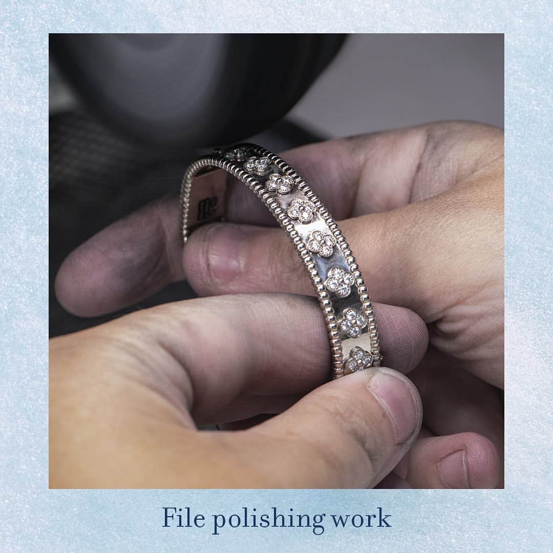 ヴァンクリーフ&アーペルさんのインスタグラム写真 - (ヴァンクリーフ&アーペルInstagram)「Draw the curtains of the Maison's workshops and discover the jewelry and polishing crafts behind the Perlée clovers bracelet.   #VCAPerlee #DiamondBreeze #VCAsavoirfaire #VanCleefArpels」11月28日 2時02分 - vancleefarpels