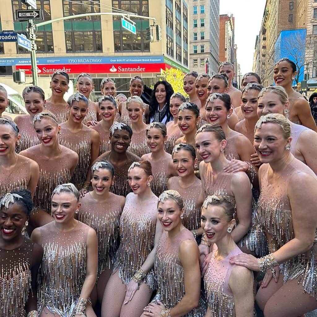 シェールのインスタグラム：「Little throwback to meeting the @therockettes after Macy’s 😍 Great vibes 😘」