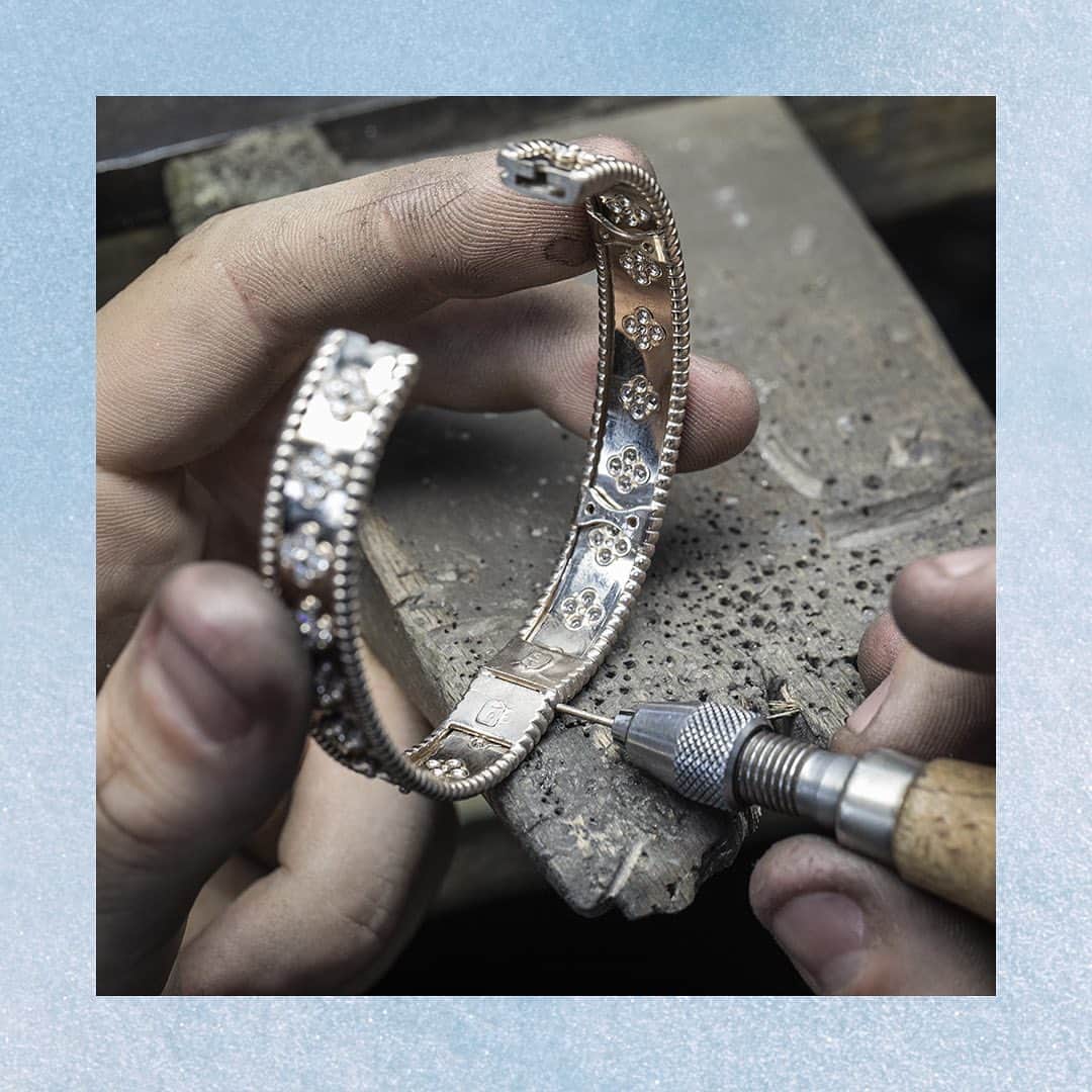 ヴァンクリーフ&アーペルのインスタグラム：「Draw the curtains of the Maison's workshops and discover the jewelry and polishing crafts behind the Perlée clovers bracelet.   #VCAPerlee #DiamondBreeze #VCAsavoirfaire #VanCleefArpels」