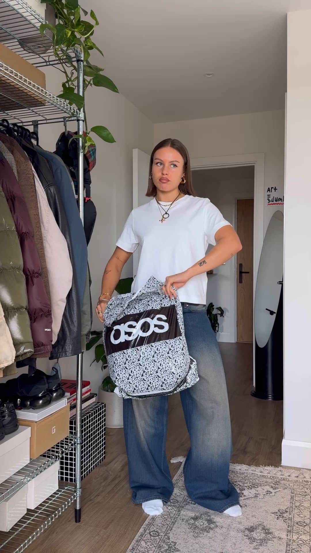 のインスタグラム：「It's Cyber Monday AKA your last chance to get your AW wardrobe sorted like @_olhirst_ [she/her] 🧣⏱️」
