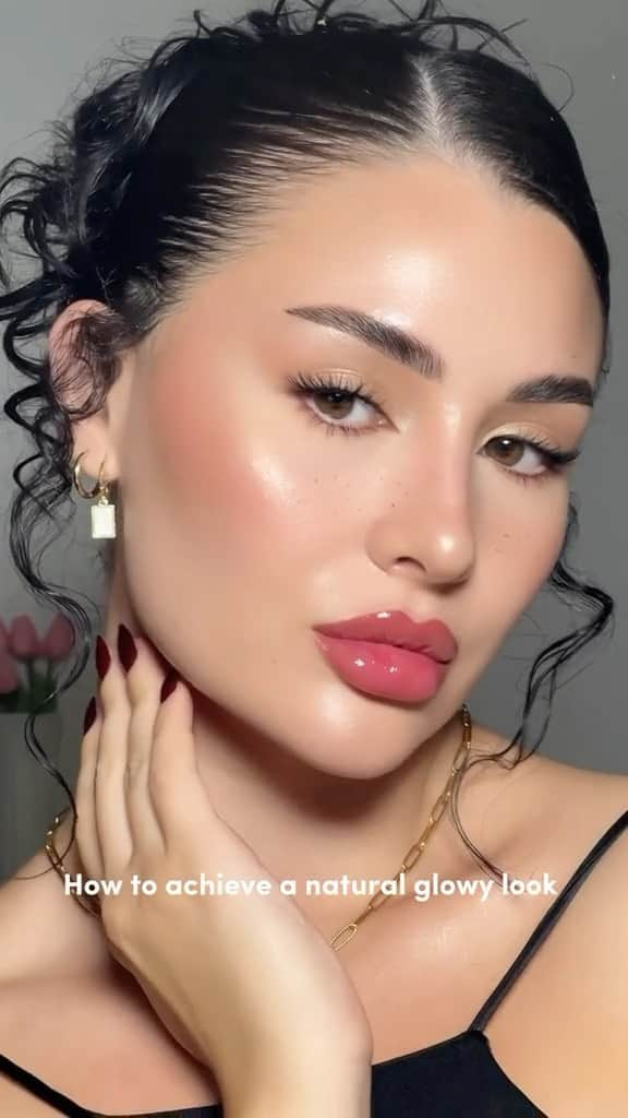 Anastasia Beverly Hillsのインスタグラム：「Watch @rociothinc (she/her) achieve the prettiest glow using our Glow Seeker Highlighter 😍😍 Tap to shop💖  #AnastasiaBeverlyHills」