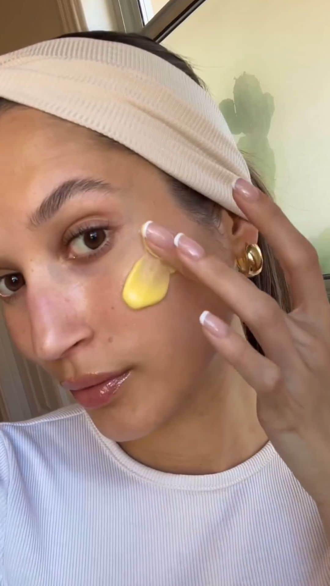 KORA Organicsのインスタグラム：「@amyannmorris refilling her favorite Turmeric Glow Moisturizer for some morning tlc 💛  In need of a refill? Hurry! Only a few hours left to save on healthy, glowing skin 💫」