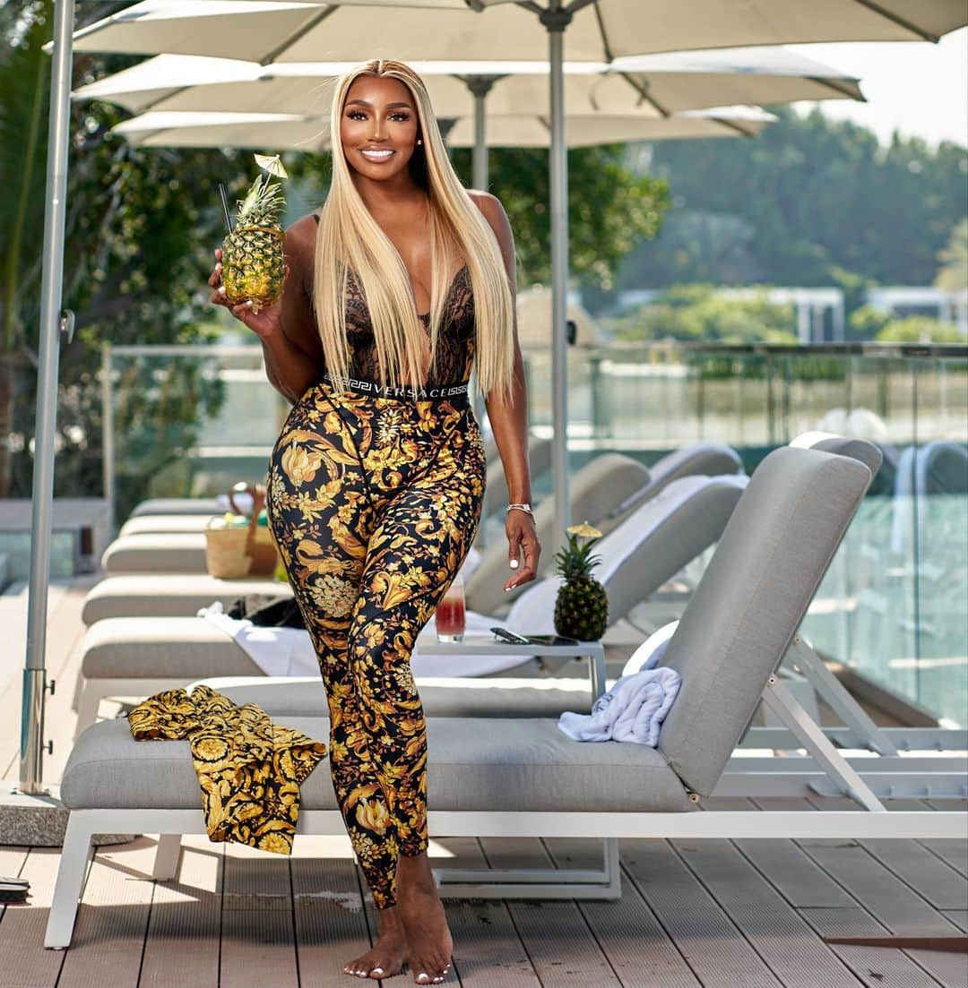 ネネ・リークスのインスタグラム：「SWIPE: Life threw me lemons and I made a “Lemon Meringue Pie” and flew to Dubai  @nurai_island  @melt.mideast  @steveharveytv @jumeirahsaadiyat  Look: Versace  Glam: @flairbywinnie  Photo by: @deinephoto  Smile by Nene Birthday count down」