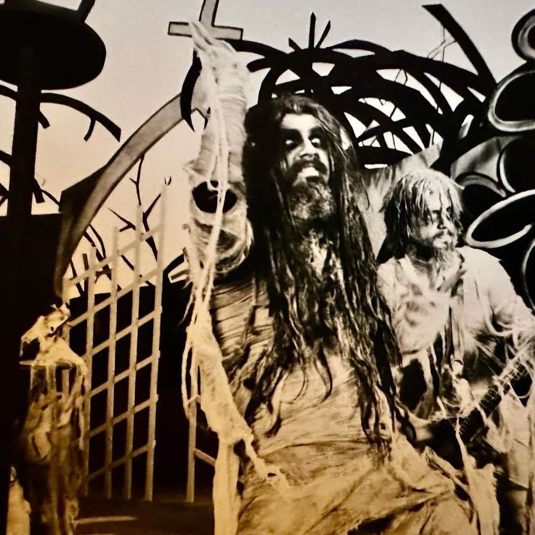 ロブ・ゾンビのインスタグラム：「Behind the scenes of Living Dead Girl remix video back in 1999. #robzombie #livingdeadgirl」