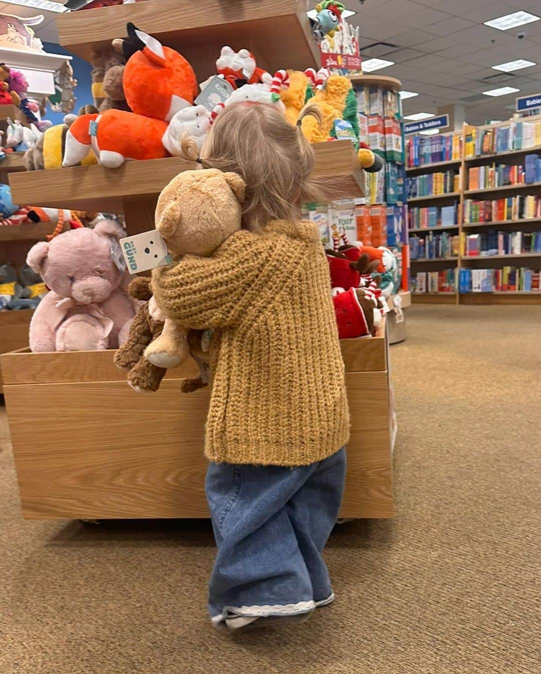 Amber Fillerup Clarkさんのインスタグラム写真 - (Amber Fillerup ClarkInstagram)「Bookstore day dates with my kids are just my fav ever」11月28日 2時32分 - amberfillerup