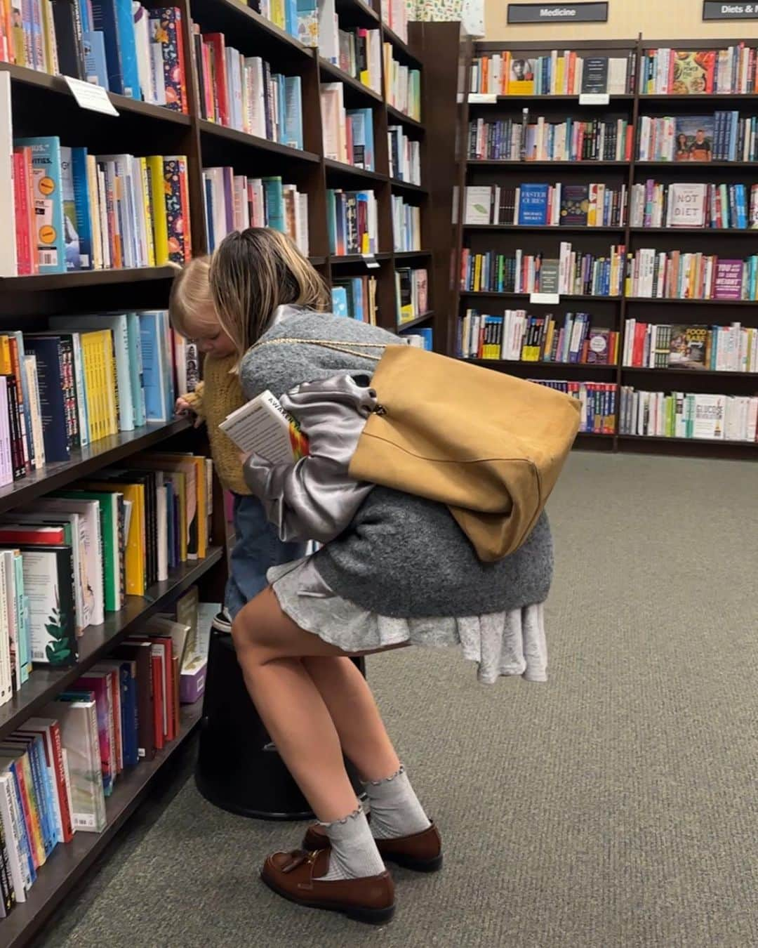 Amber Fillerup Clarkさんのインスタグラム写真 - (Amber Fillerup ClarkInstagram)「Bookstore day dates with my kids are just my fav ever」11月28日 2時32分 - amberfillerup