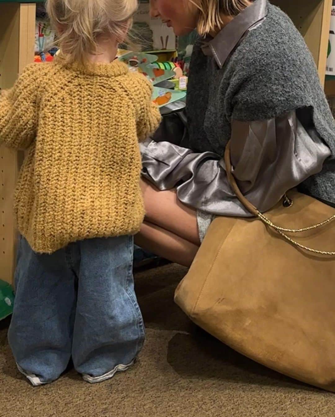 Amber Fillerup Clarkさんのインスタグラム写真 - (Amber Fillerup ClarkInstagram)「Bookstore day dates with my kids are just my fav ever」11月28日 2時32分 - amberfillerup