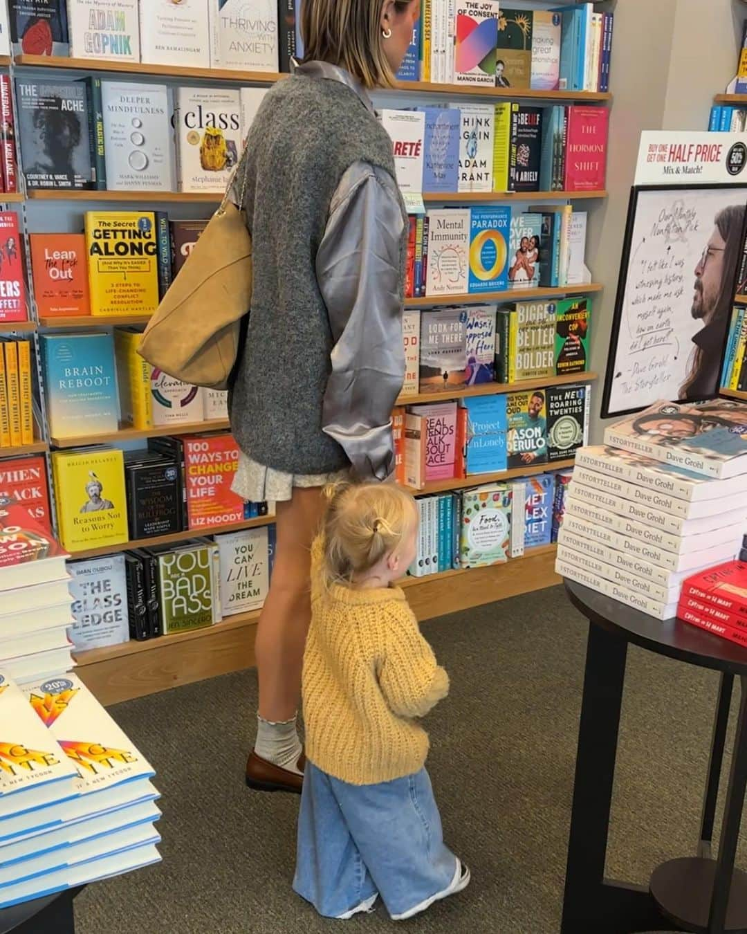 Amber Fillerup Clarkさんのインスタグラム写真 - (Amber Fillerup ClarkInstagram)「Bookstore day dates with my kids are just my fav ever」11月28日 2時32分 - amberfillerup