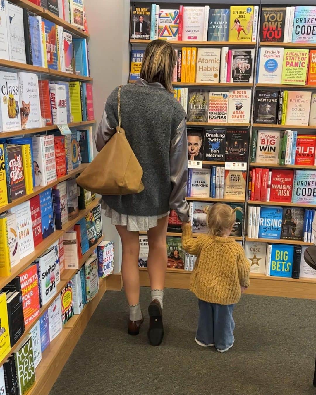 Amber Fillerup Clarkさんのインスタグラム写真 - (Amber Fillerup ClarkInstagram)「Bookstore day dates with my kids are just my fav ever」11月28日 2時32分 - amberfillerup