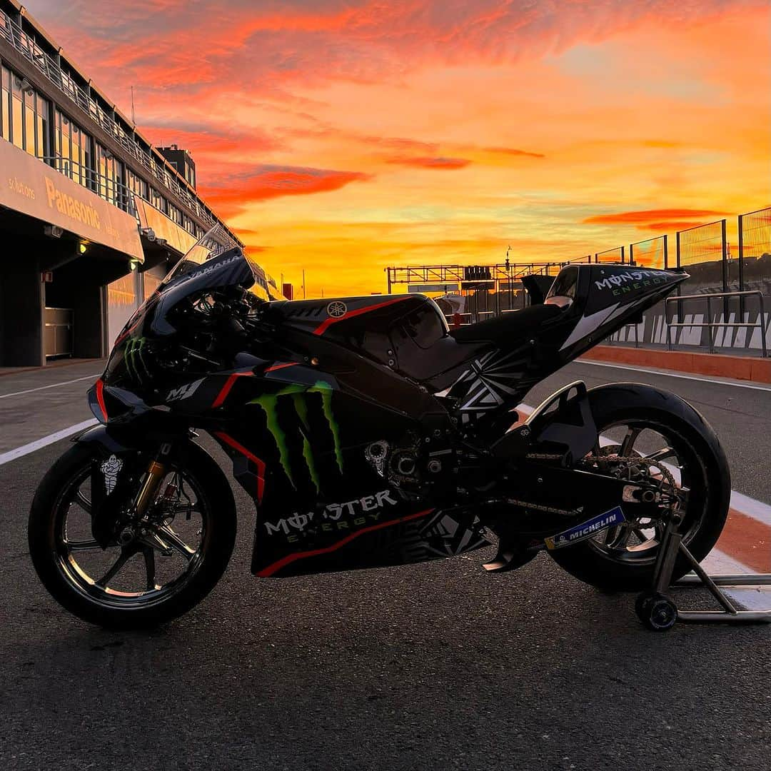 YamahaMotoGPさんのインスタグラム写真 - (YamahaMotoGPInstagram)「Can’t wait for tomorrow 🤤 First team picture done ✔️   Qué ganas de mañana! 🤤 Primera foto de equipo ✔️  #ValenciaTest #MotoGP #Yamaha #42ins」11月28日 2時32分 - yamahamotogp