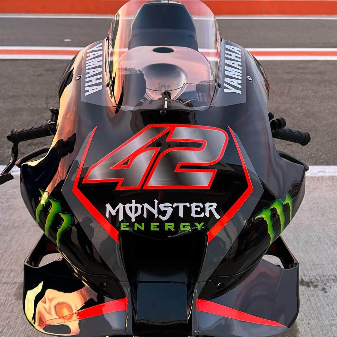 YamahaMotoGPさんのインスタグラム写真 - (YamahaMotoGPInstagram)「Can’t wait for tomorrow 🤤 First team picture done ✔️   Qué ganas de mañana! 🤤 Primera foto de equipo ✔️  #ValenciaTest #MotoGP #Yamaha #42ins」11月28日 2時32分 - yamahamotogp