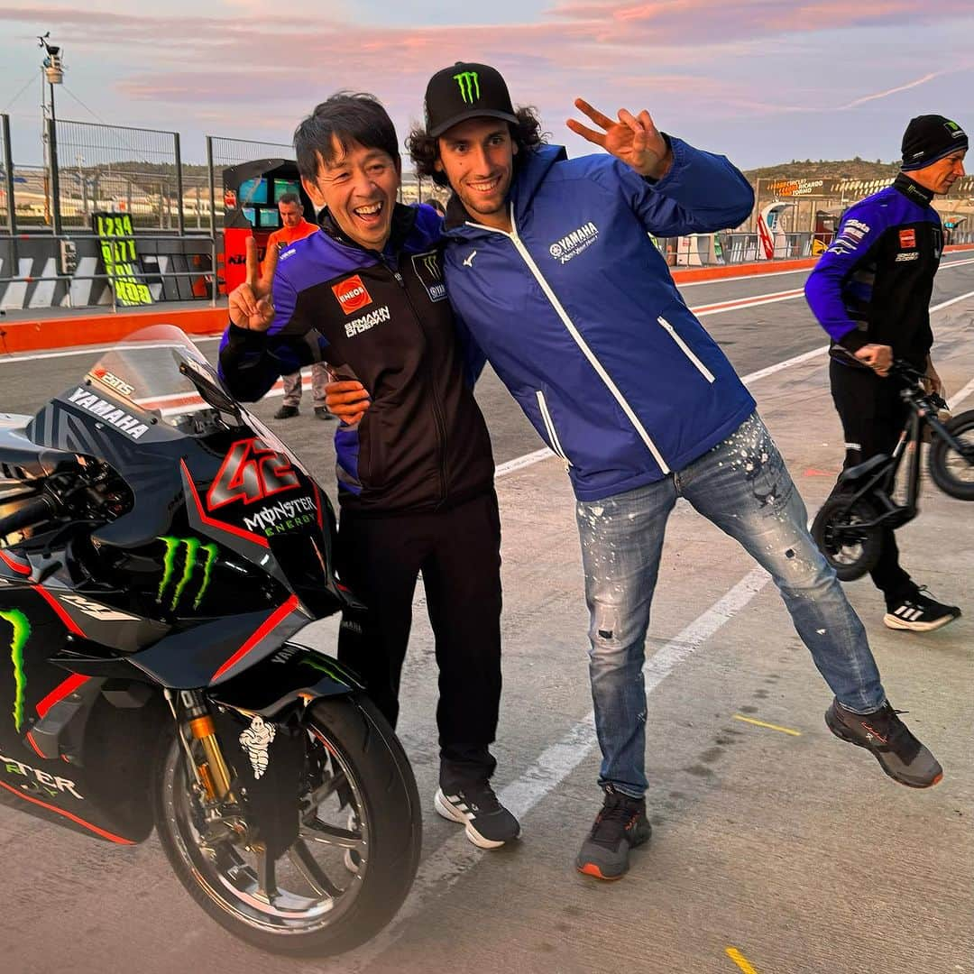 YamahaMotoGPさんのインスタグラム写真 - (YamahaMotoGPInstagram)「Can’t wait for tomorrow 🤤 First team picture done ✔️   Qué ganas de mañana! 🤤 Primera foto de equipo ✔️  #ValenciaTest #MotoGP #Yamaha #42ins」11月28日 2時32分 - yamahamotogp