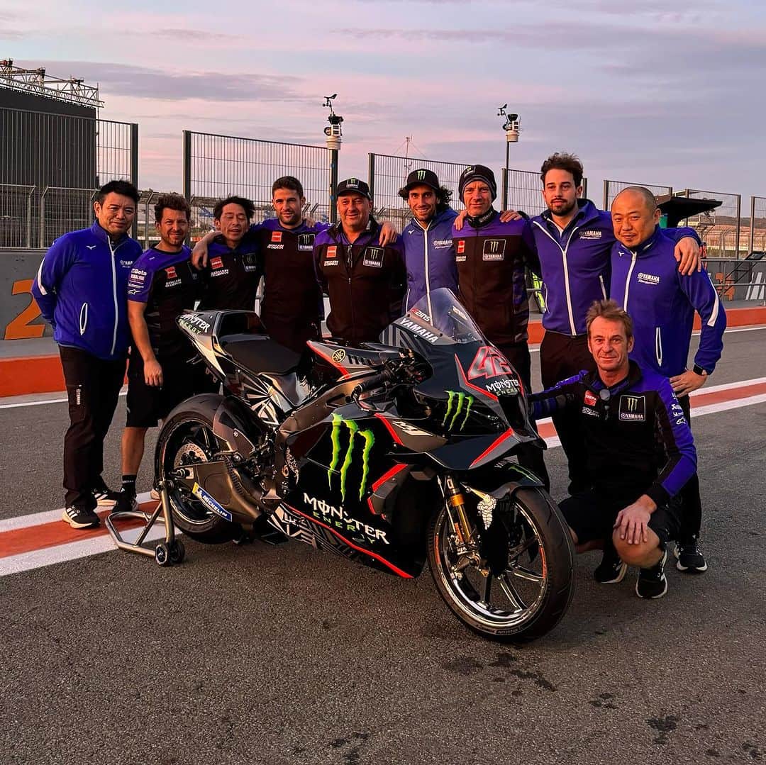 YamahaMotoGPのインスタグラム：「Can’t wait for tomorrow 🤤 First team picture done ✔️   Qué ganas de mañana! 🤤 Primera foto de equipo ✔️  #ValenciaTest #MotoGP #Yamaha #42ins」