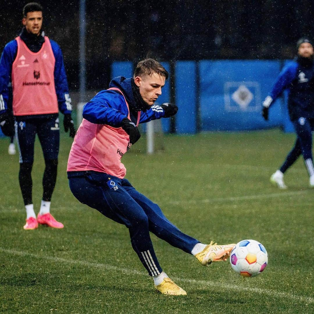 ハンブルガーSVのインスタグラム：「Start in die Derbywoche! ⚔💪  ℹ Kapitän @bascho13 und @ignacevanderbrempt haben heute Teile des Teamtrainings absolviert. 👏💙  #nurderHSV #Training」