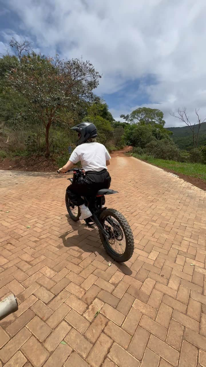 Tainá Müllerのインスタグラム：「Não precisa mais de dublê pras cenas de moto off-road. Kkk  @ibitiprojeto @rodrigosantoro @melfronck @valentinaseabra」