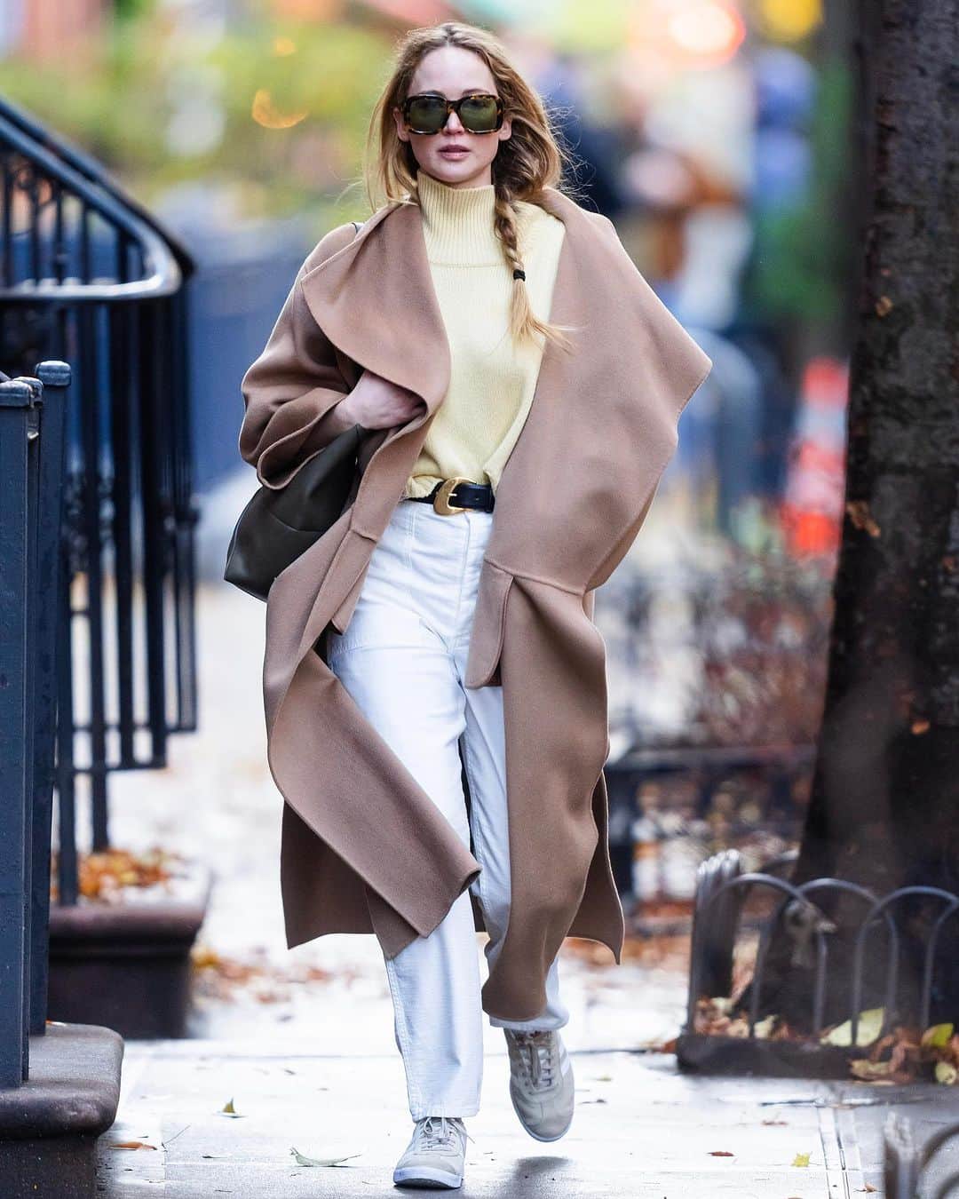 WHO WHAT WEARのインスタグラム：「If you're looking for an easy way to elevate your winter outfits, we suggest investing in a camel coat. Just look at Jennifer Lawrence who threw her @toteme coat over a simple sneaker-and-jeans outfit. While it's an uncomplicated look, the harmony of light neutral tones and voluminous silhouette make it appear incredibly polished. Tap the link in our bio to see J.Law's full outfit breakdown and shop similar coats.  photos: gotham/gc images」