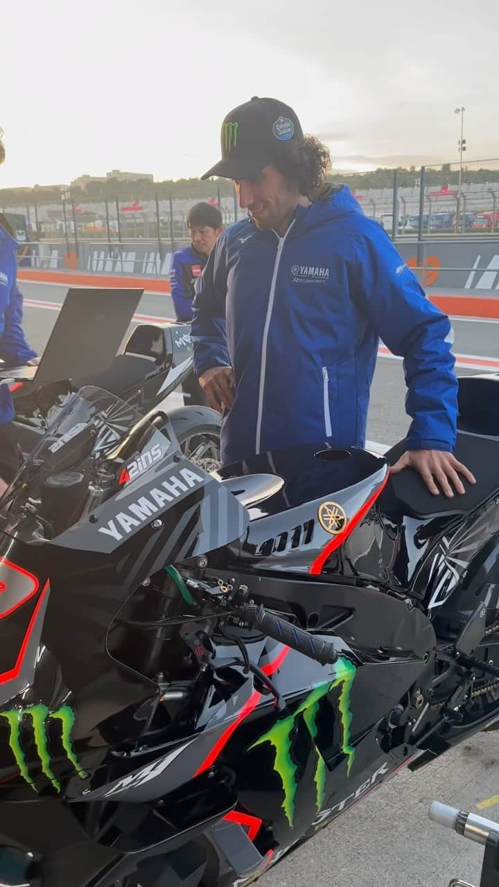 YamahaMotoGPのインスタグラム：「It’s love at first sight 😍  @alexrins is looking excited for tomorrow 😏 Welcome to the team 💙  #MonsterYamaha | #MotoGP | #ValenciaTest」