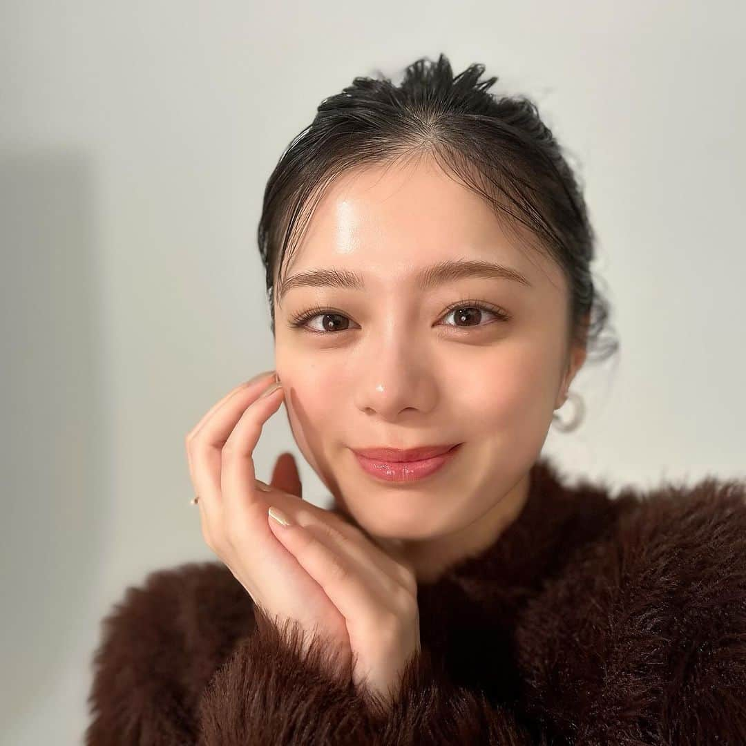 non-noさんのインスタグラム写真 - (non-noInstagram)「紺ちゃんみたいな、ふわっと淡い眉になりたい🧸🤎  ノンノ1・2月合併号の「今っぽBEAUTYの基本」では、眉マスカラを使ってそんな理想の眉を作るテクを超丁寧に解説🧑‍🏫  淡くしたいのに濃くなりがちな眉頭の攻略法、地肌に着く問題の解決策…などなど、読んで即役立つワザがたくさん🫶🫶必見です！  ◆使用コスメ◆ 眉マスカラ: #KATE #ケイト #3DアイブロウカラーN  #紺野彩夏 #紺ちゃん #君が死ぬまであと100日 #眉 #眉メイク #眉マスカラ #アイブロウ #アイブロウペンシル #アイブロウマスカラ #nonno #nonno_magazine #ノンノ」11月28日 2時51分 - nonno_magazine