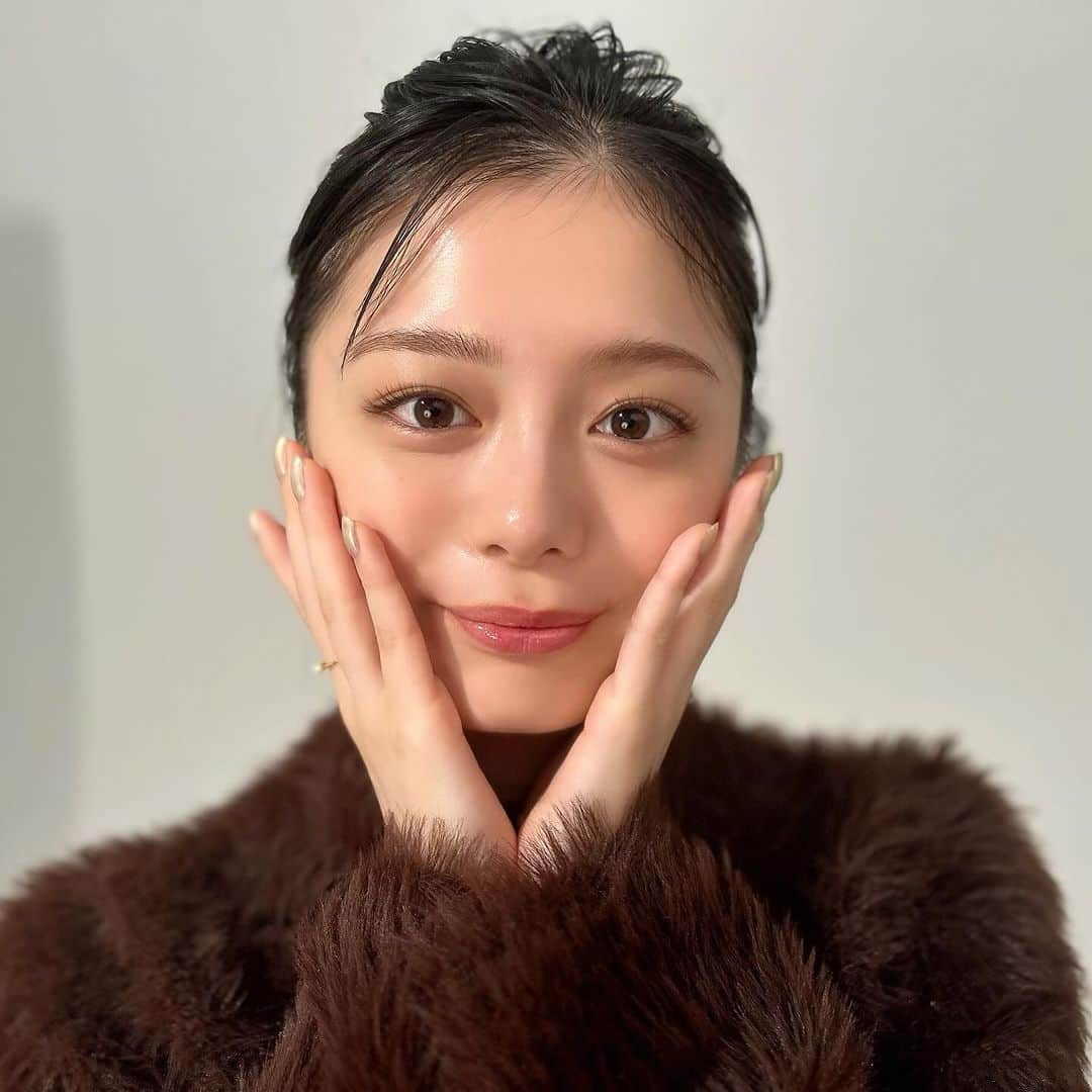 non-noさんのインスタグラム写真 - (non-noInstagram)「紺ちゃんみたいな、ふわっと淡い眉になりたい🧸🤎  ノンノ1・2月合併号の「今っぽBEAUTYの基本」では、眉マスカラを使ってそんな理想の眉を作るテクを超丁寧に解説🧑‍🏫  淡くしたいのに濃くなりがちな眉頭の攻略法、地肌に着く問題の解決策…などなど、読んで即役立つワザがたくさん🫶🫶必見です！  ◆使用コスメ◆ 眉マスカラ: #KATE #ケイト #3DアイブロウカラーN  #紺野彩夏 #紺ちゃん #君が死ぬまであと100日 #眉 #眉メイク #眉マスカラ #アイブロウ #アイブロウペンシル #アイブロウマスカラ #nonno #nonno_magazine #ノンノ」11月28日 2時51分 - nonno_magazine