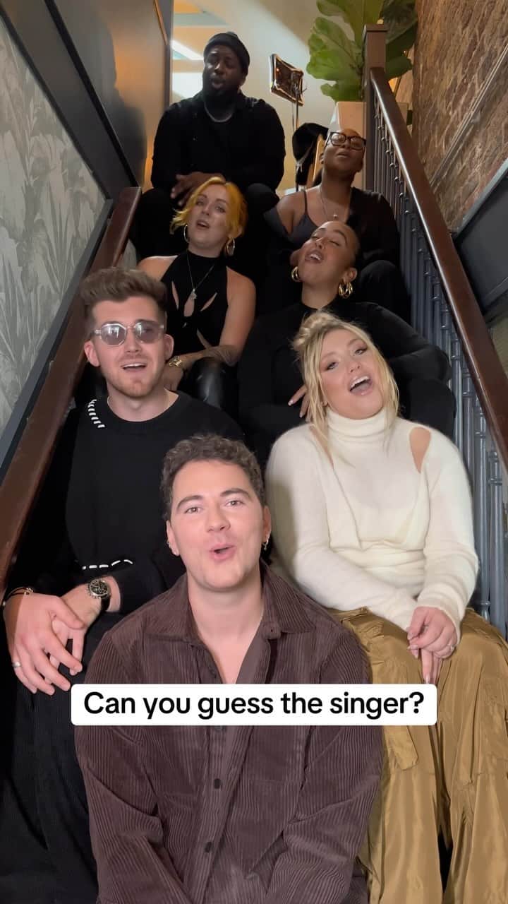 エラ・ヘンダーソンのインスタグラム：「I’ll give you a hint: it’s not @cianducrot 🧐 #RestOfOurDays link in bio 💖 E x x   #christmas #guessthesinger #acapella」