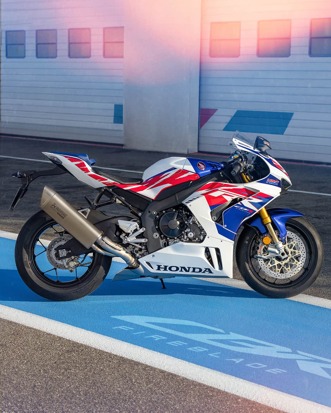 Honda Powersports USさんのインスタグラム写真 - (Honda Powersports USInstagram)「Celebrate decades of legendary Honda inline-four sportbikes with the FireBlade SP, featuring exclusive 30th anniversary graphics. #CBR」11月28日 3時00分 - honda_powersports_us