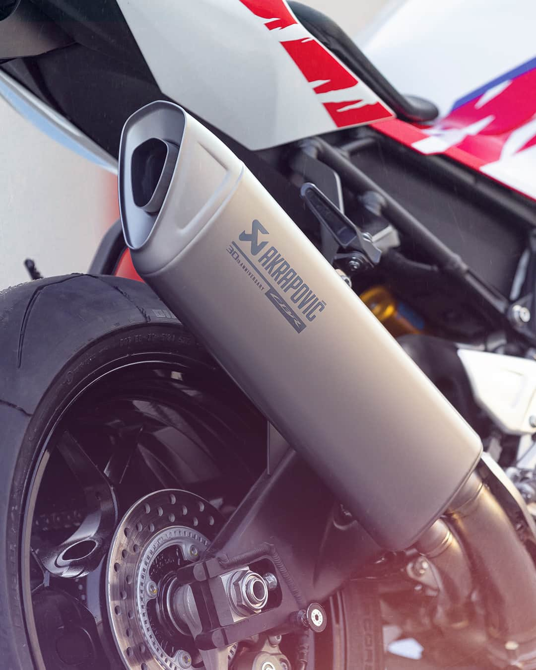 Honda Powersports USさんのインスタグラム写真 - (Honda Powersports USInstagram)「Celebrate decades of legendary Honda inline-four sportbikes with the FireBlade SP, featuring exclusive 30th anniversary graphics. #CBR」11月28日 3時00分 - honda_powersports_us