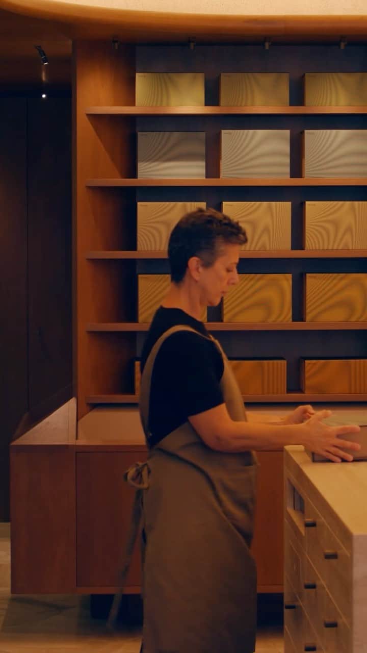 イソップのインスタグラム：「A symphony for the streetscape.   Inspired by this year’s music-themed Gift Kits, Aesop Collins Street evokes the resounding pleasures of song with a sweeping display of sheet music, seemingly drifting from a piano below.   Similar installations may be found across many other stores, each featuring elements that chime with the locale.   Music by Kiala Ogawa.」