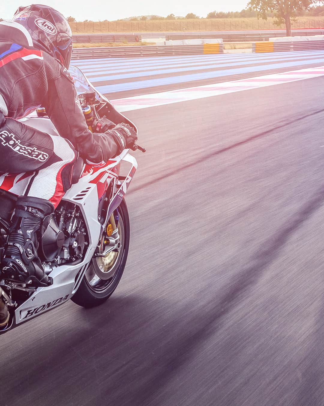 Honda Powersports USさんのインスタグラム写真 - (Honda Powersports USInstagram)「Celebrate decades of legendary Honda inline-four sportbikes with the FireBlade SP, featuring exclusive 30th anniversary graphics. #CBR」11月28日 3時00分 - honda_powersports_us