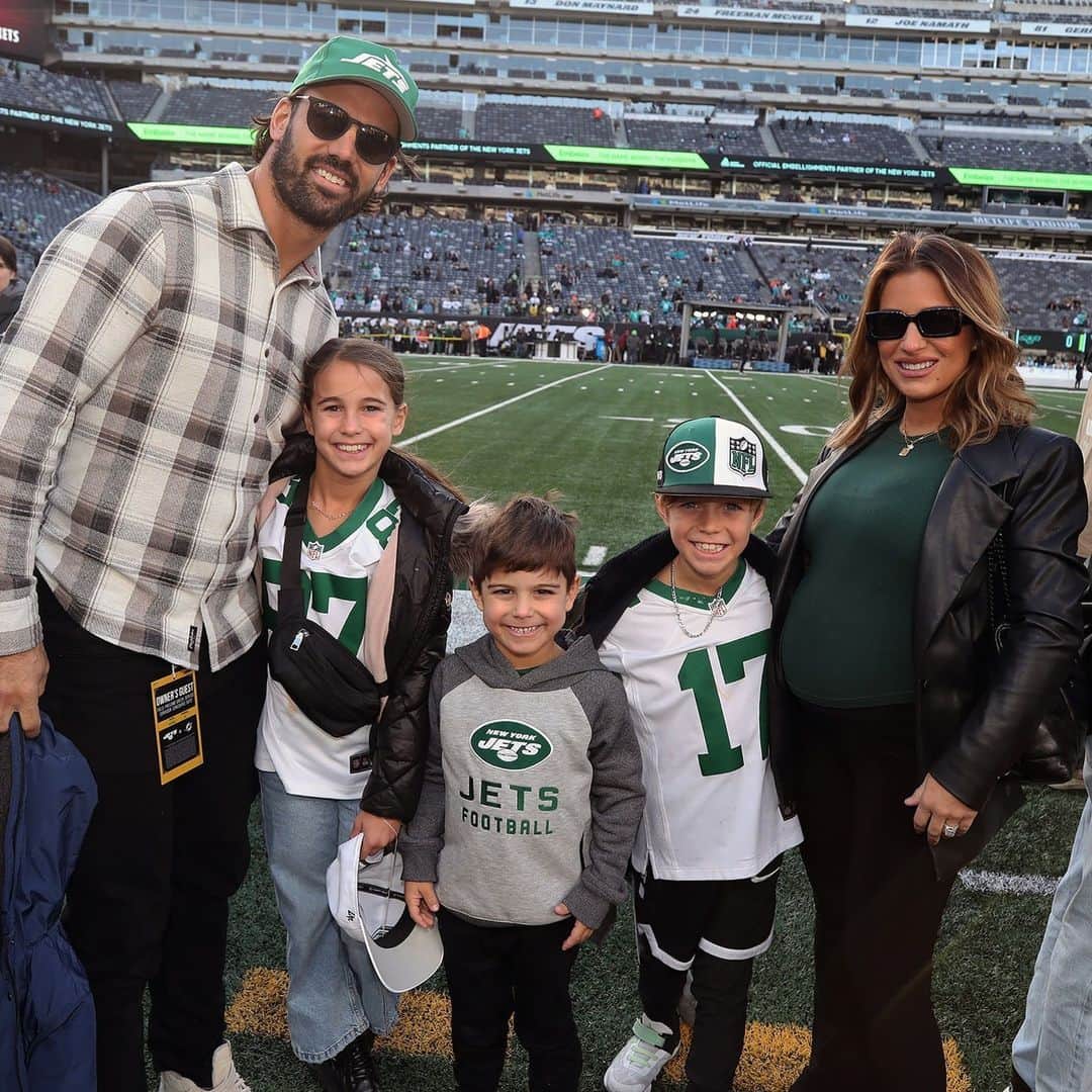 Us Weeklyのインスタグラム：「Jessie James Decker and husband Eric enjoyed a fun outing with their kids at the #Jets game! 🏈 Ahead of welcoming their fourth baby, see their sweetest family moments at the link in bio. (📸: Instagram)」