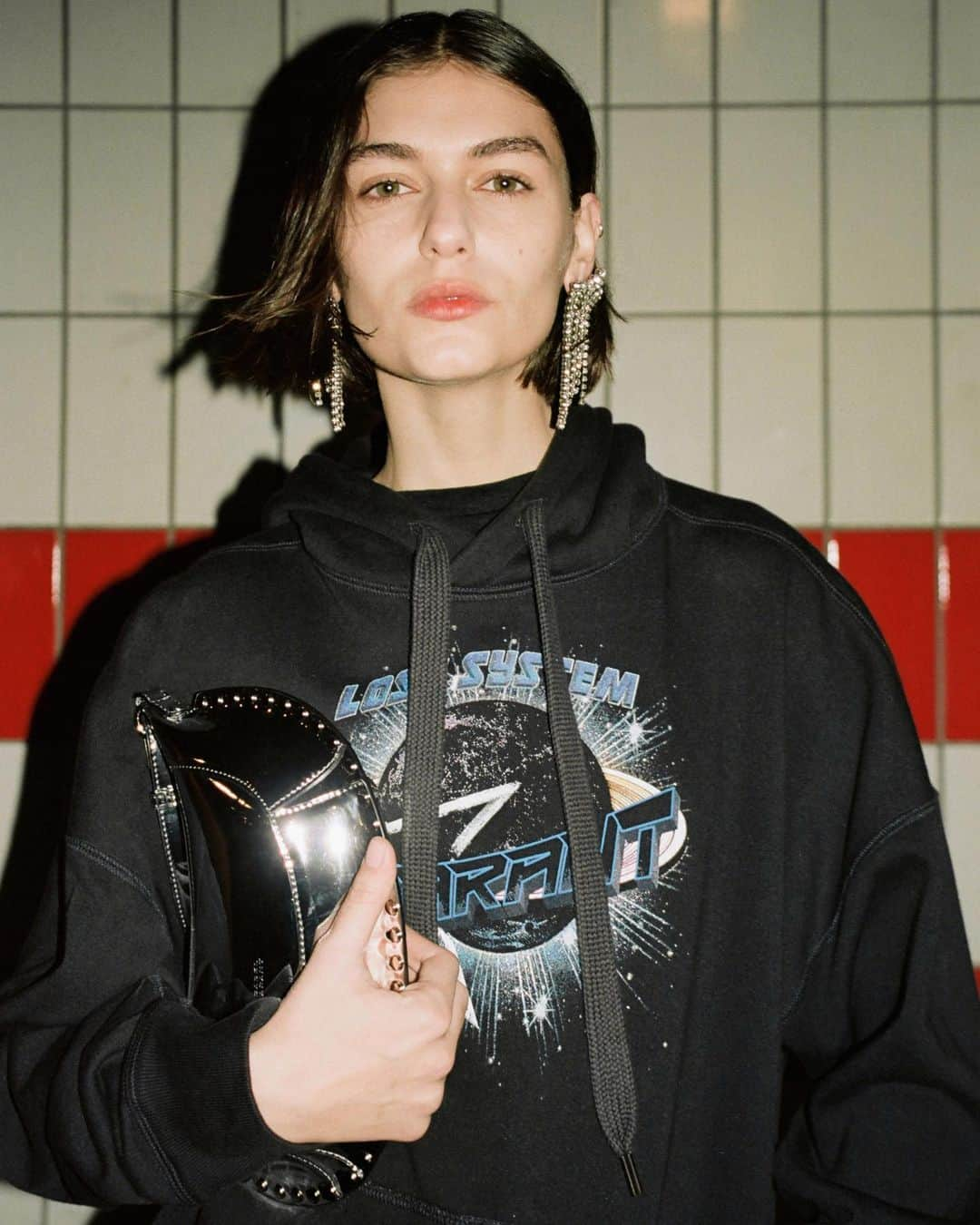 イザベルマランさんのインスタグラム写真 - (イザベルマランInstagram)「A black hoodie + the #OskanMoon bag: a winning combination. Discover our Black&Sparkles capsule collection online and in-store.  Photographed by @d.avit   #IsabelMarant」11月28日 3時01分 - isabelmarant