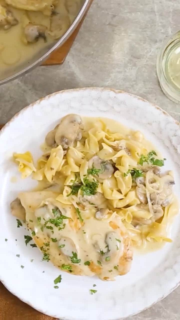 マーサ・スチュワートのインスタグラム：「All the action for this creamy chicken and egg noodles with mushrooms happens in one large straight-sided skillet. We love an easy chicken dinner on a weeknight, especially when there’s a creamy sauce, silky egg noodles, and it takes just 45 minutes from start to table. Get the recipe at the link in our bio.」